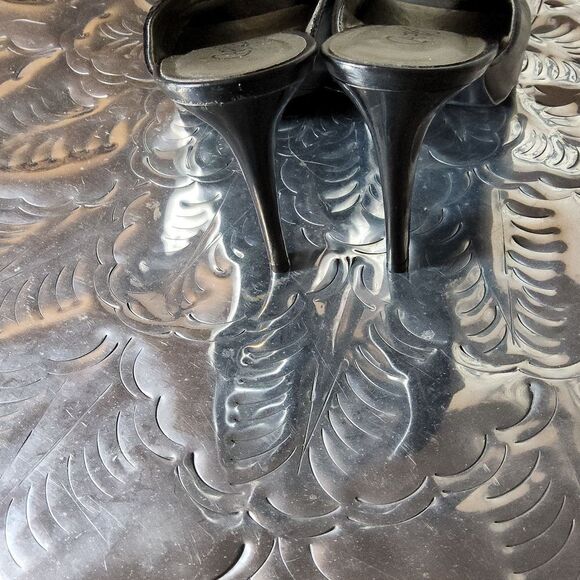 Carlos Santana 4"high heel mules, pewter silver in color,and black,leather upper - Picture 3 of 9